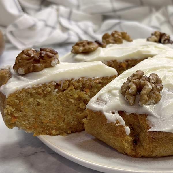 Bizcocho de zanahoria y nueces con frosting de queso crema (carrot cake), receta de la abuela americana, superfácil