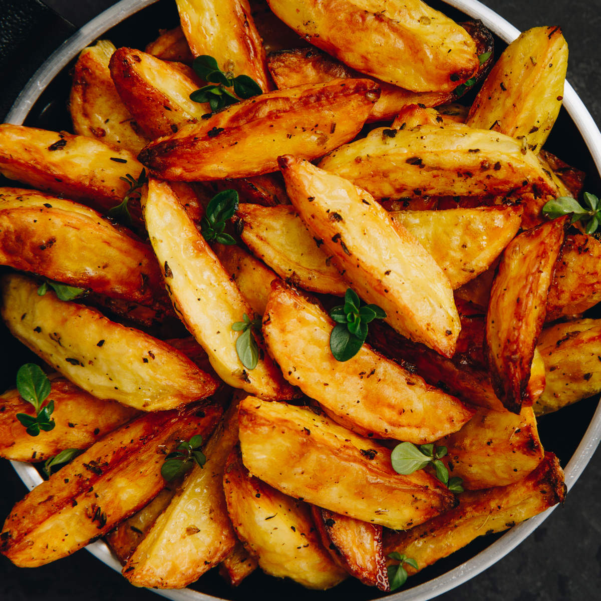 Patatas al horno con salsa de ajo y perejil