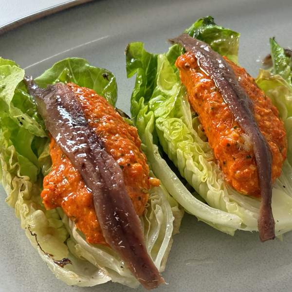 Cena exprés 100% navarra: cogollos a la plancha con salsa de pimientos de piquillo y anchoa, receta fácil y ligera ¡en 10 minutos!