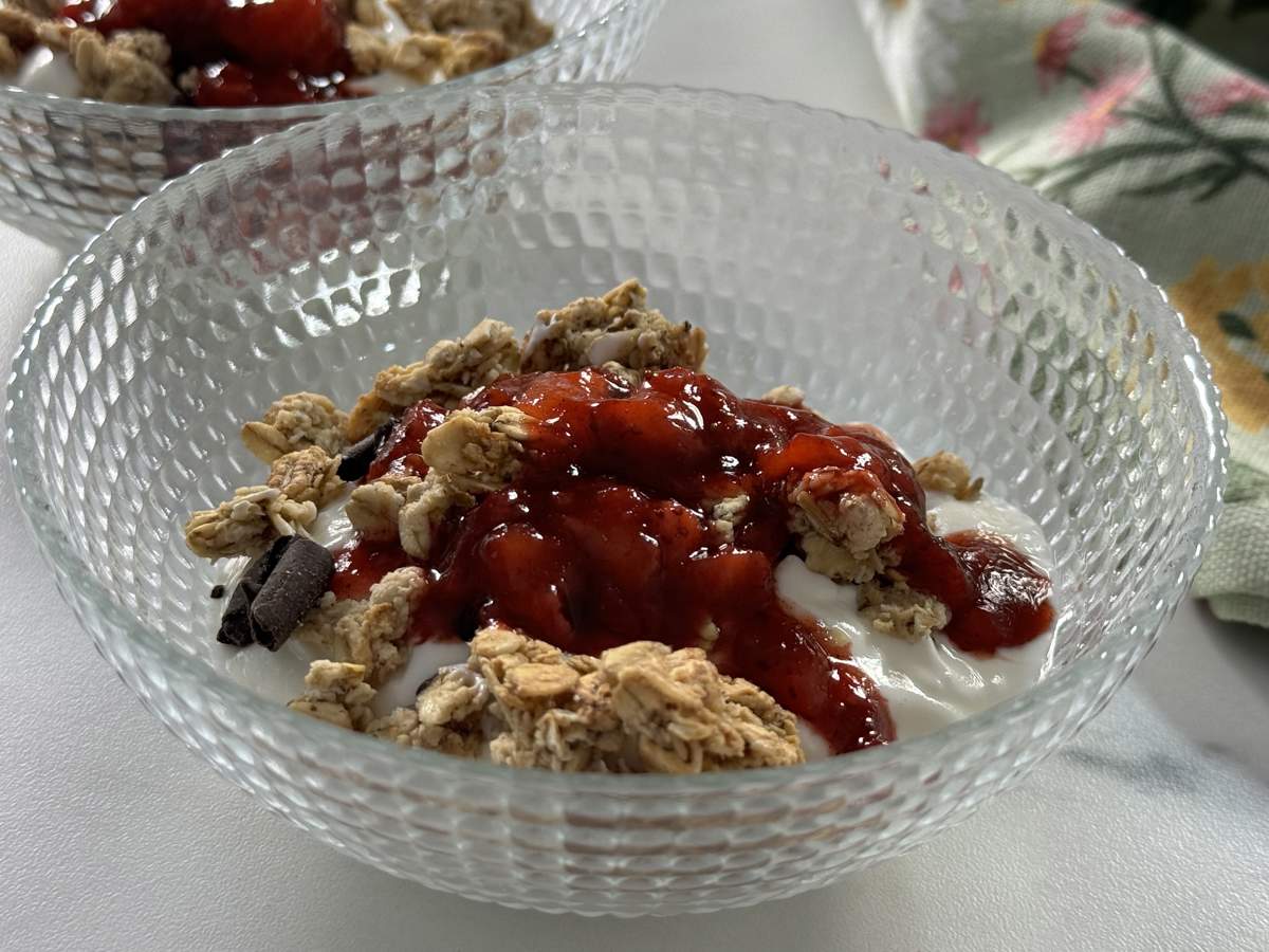 Receta del chef Enrique Sánchez: compota de fresas con yogur y muesli ...