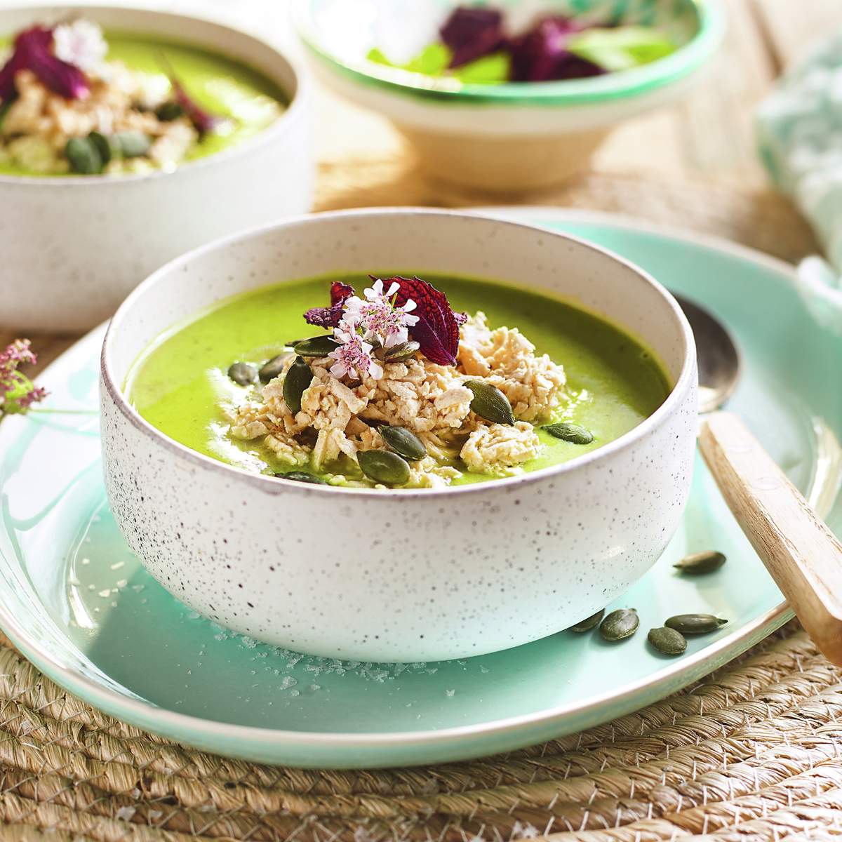 Crema de calabacín con espirulina y fideos de tofu