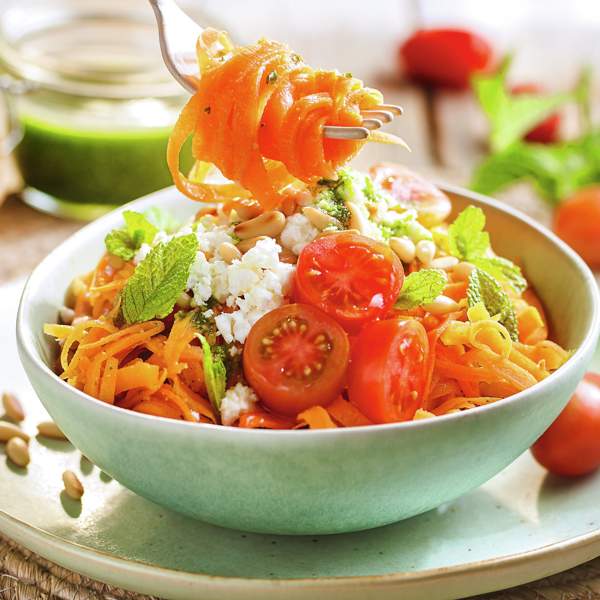 Espaguetis de zanahoria con queso feta
