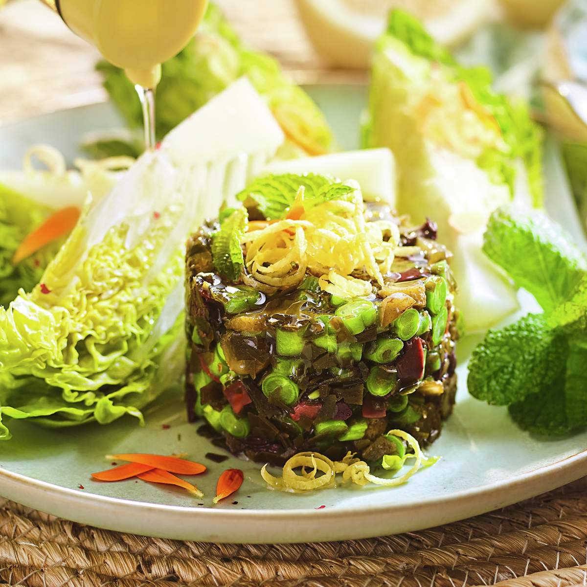 Tartar de algas con cogollos, aceitunas negras y judías verdes