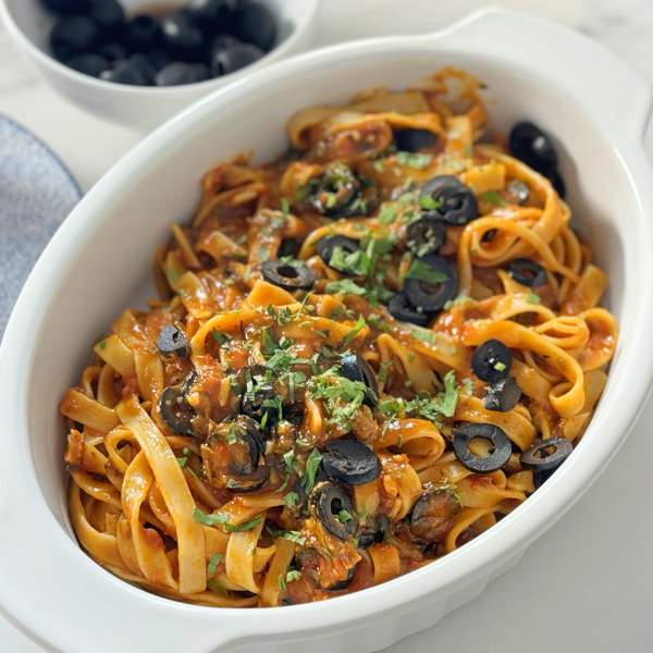 Pasta a la putanesca, la receta italiana de la abuela (con anchoas y alcaparras)