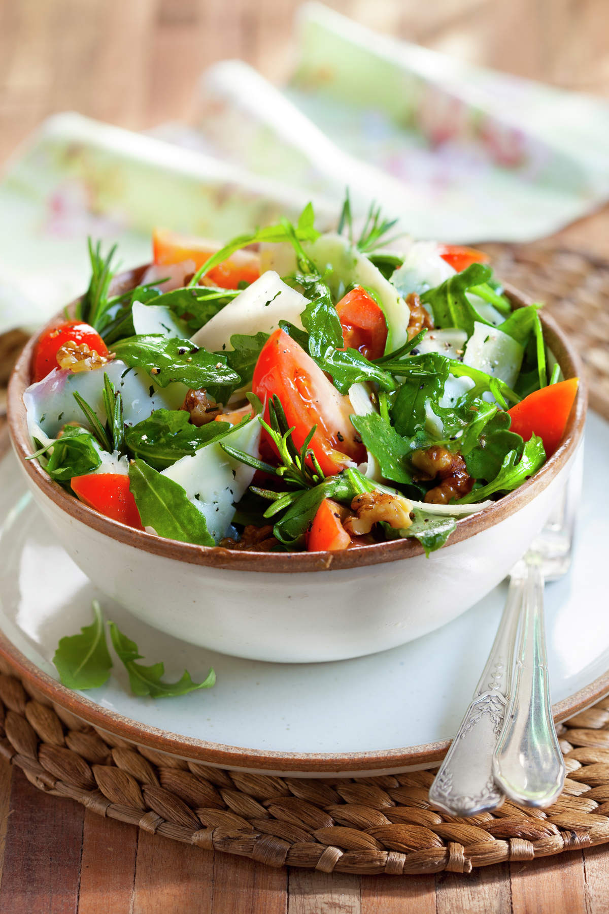 ENSALADA DE TOMATE Y QUESO CON MIEL Y ROMERO.