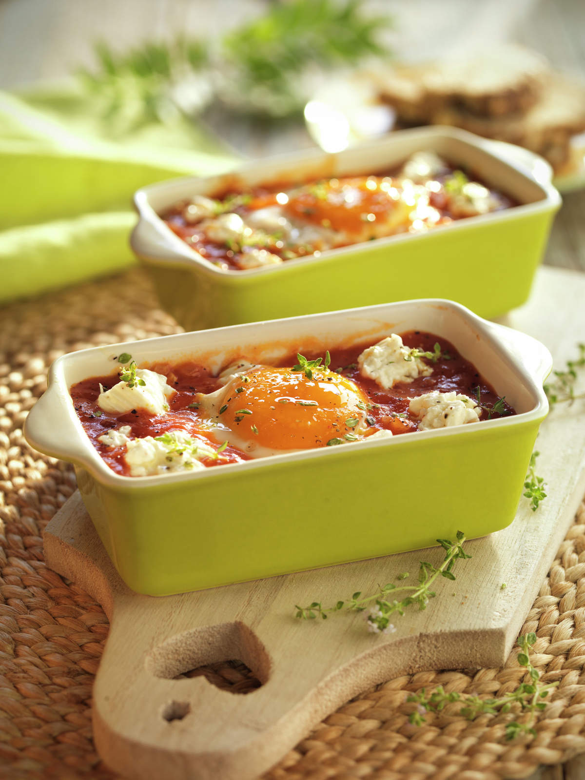 HUEVOS AL HORNO CON TOMATE Y QUESO FRESCO