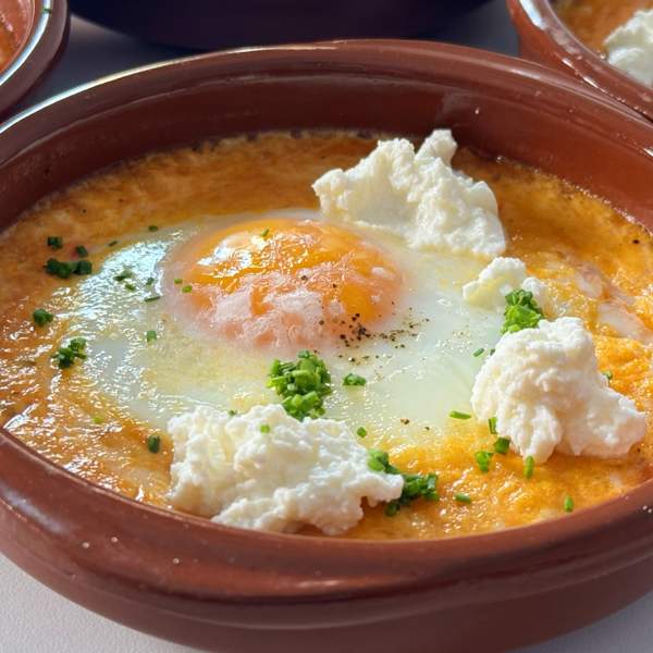 Huevos al horno con sofrito de tomate y queso fresco, una cena sencilla y rica