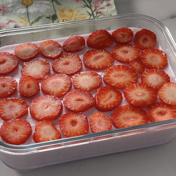 Tarta sin horno con fresas, nata y leche condensada ¡muy fácil!