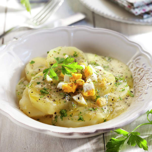 PATATAS EN SALSA VERDE CON HUEVO DURO.