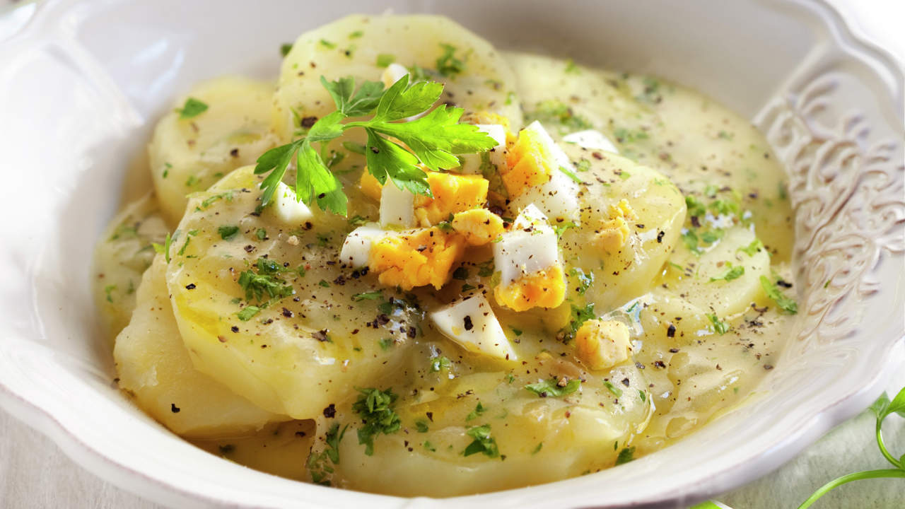 Patatas en ajopollo, un plato de origen humilde que sabe a gloria