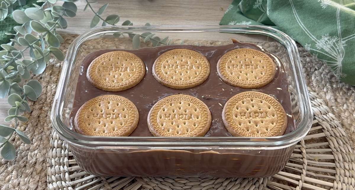 Postre fácil sin horno con chocolate y galletas maria