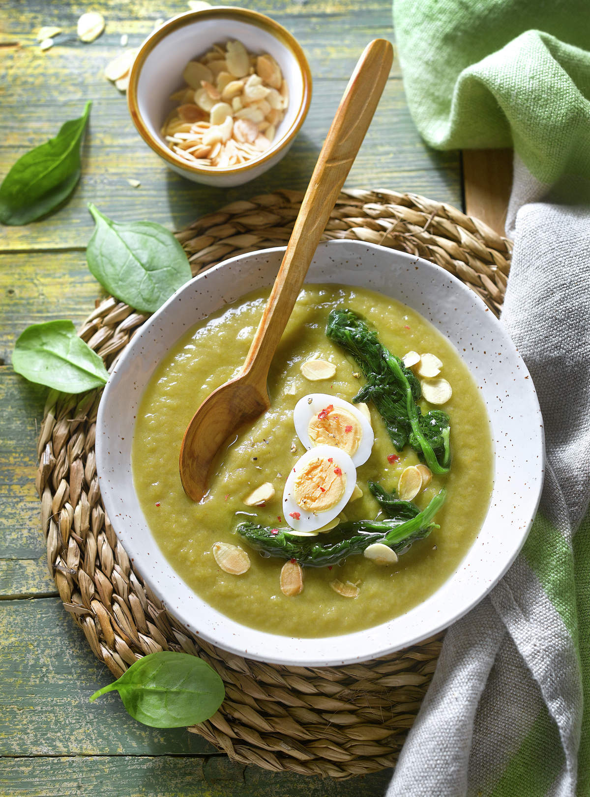 Crema de verduras con huevos de codorniz y almendra