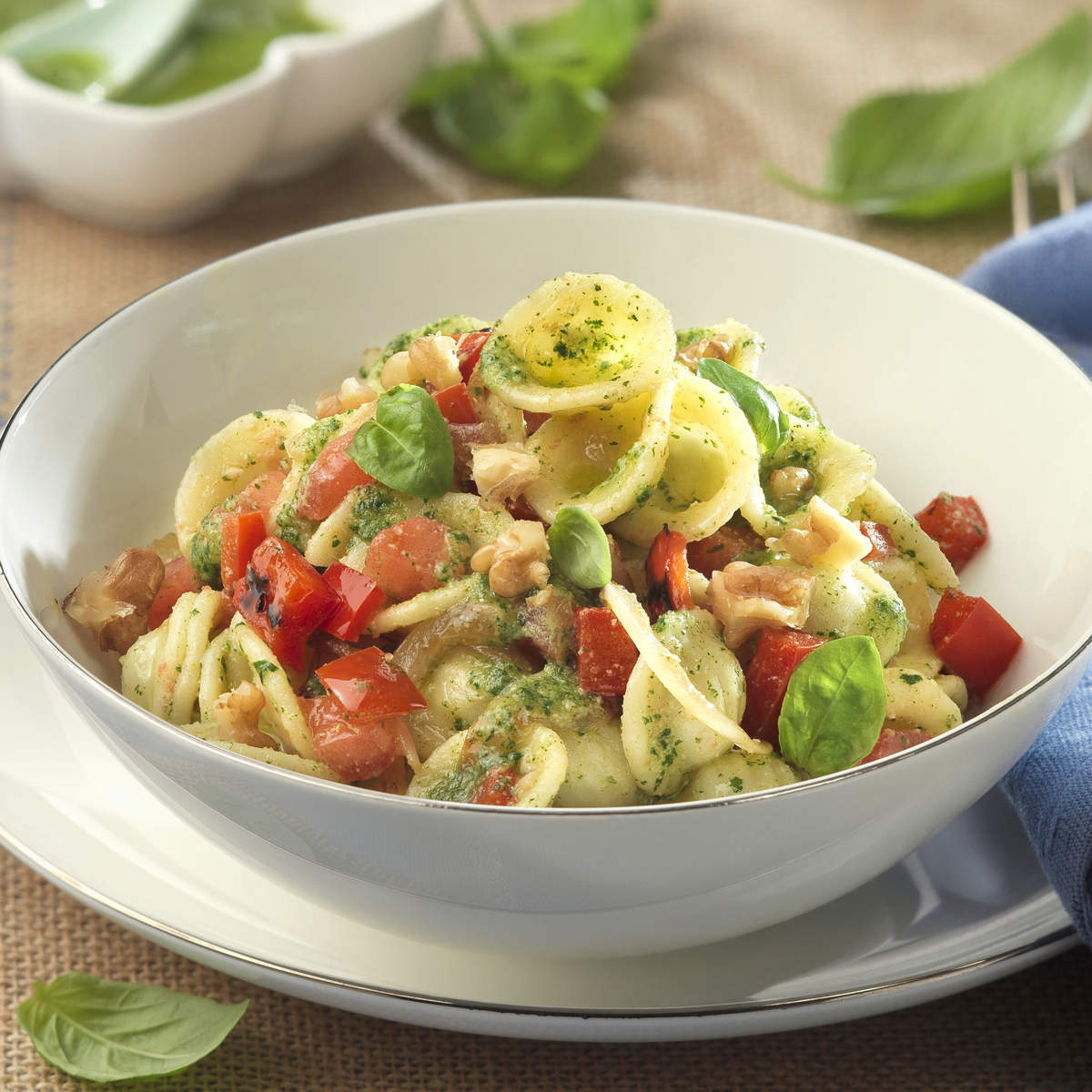 ENSALADA DE PASTA Y VERDURA CON SALSA DE ALBAHACA.