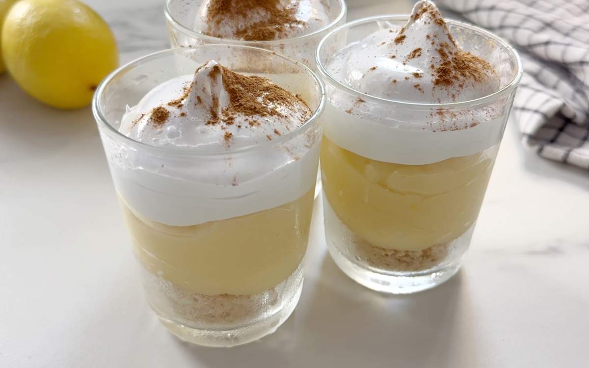 Vasitos de crema de limón y galletas