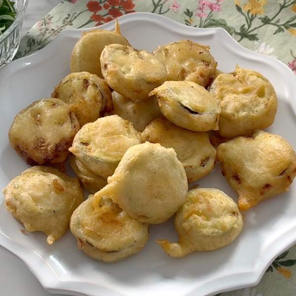 Calabacines rebozados en tempura con relleno de jamón y queso