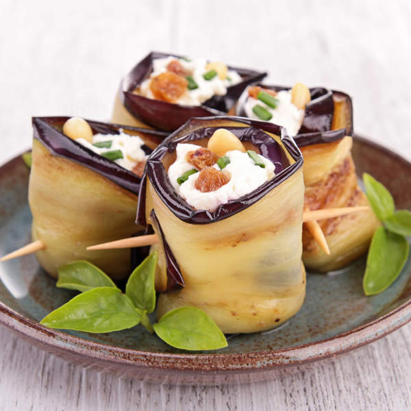 Rollitos de berenjena y queso crema, una cena fácil y ligera (con pocos ingredientes)