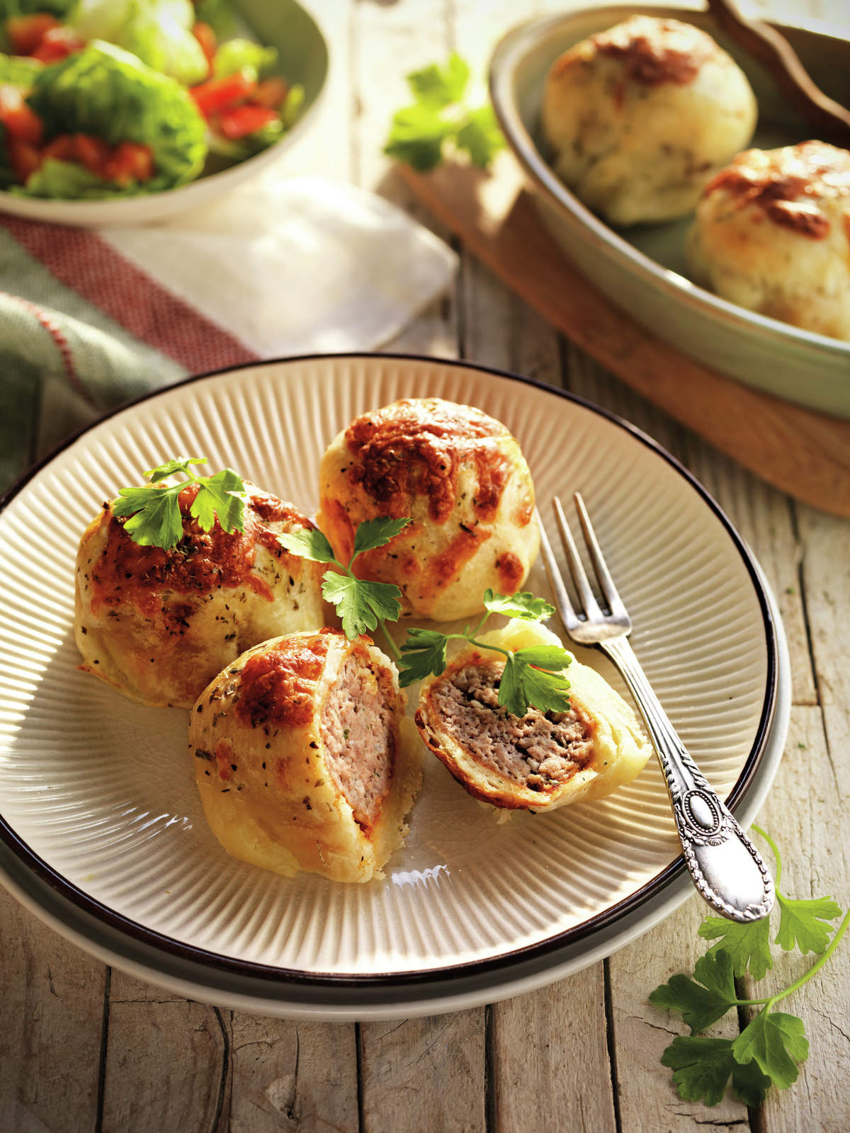 Albóndigas envueltas en obleas con tomate y queso