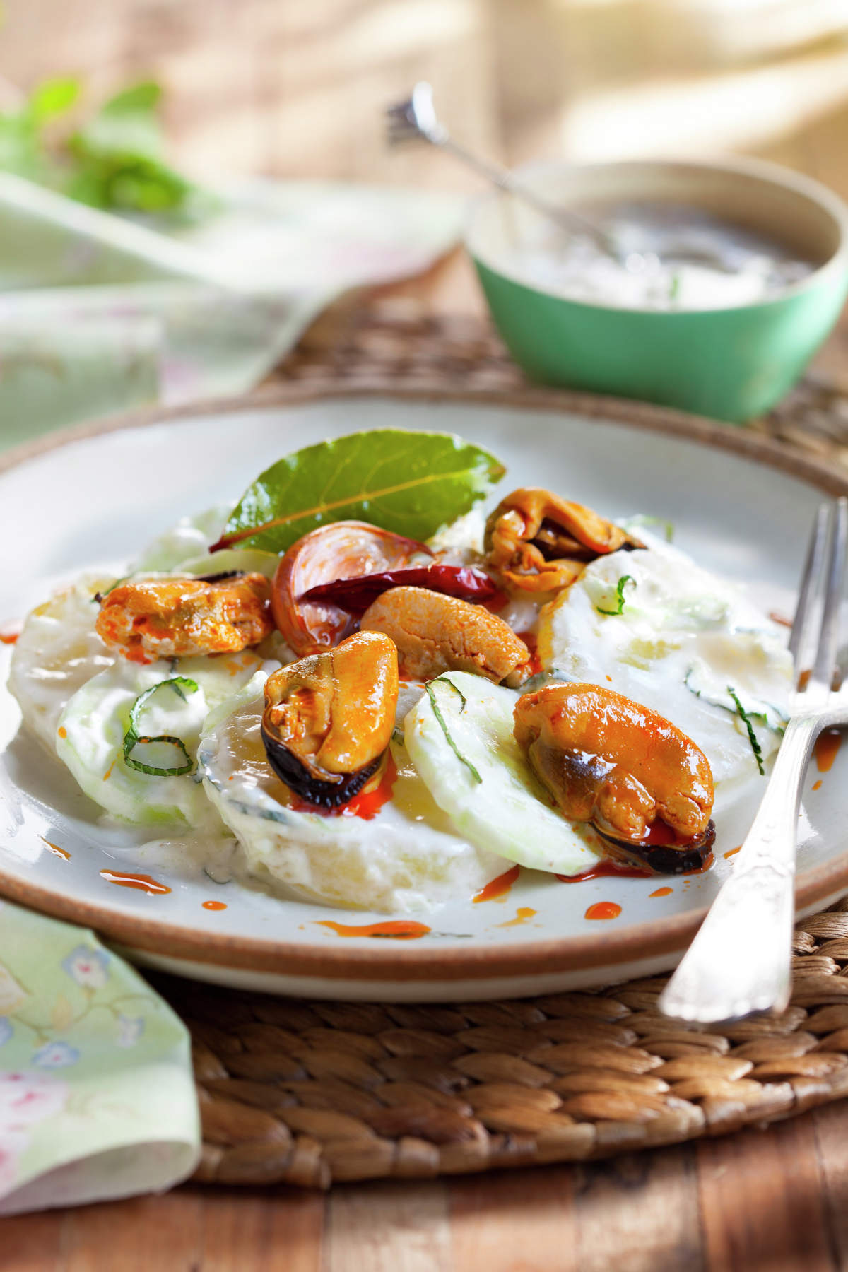 PATATAS CON MEJILLONES CON SALSA DE YOGUR Y MENTA.