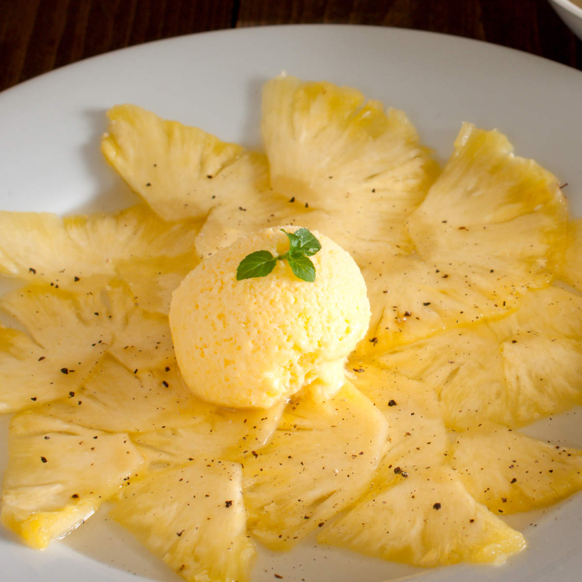 carpaccio de piña con helado de vainilla