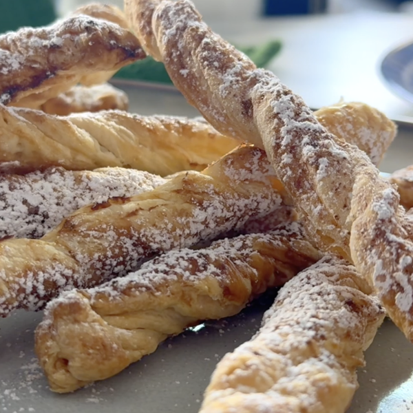 Lacitos de hojaldre con canela y azúcar, un dulce fácil y resultón, ¡sin complicarse!