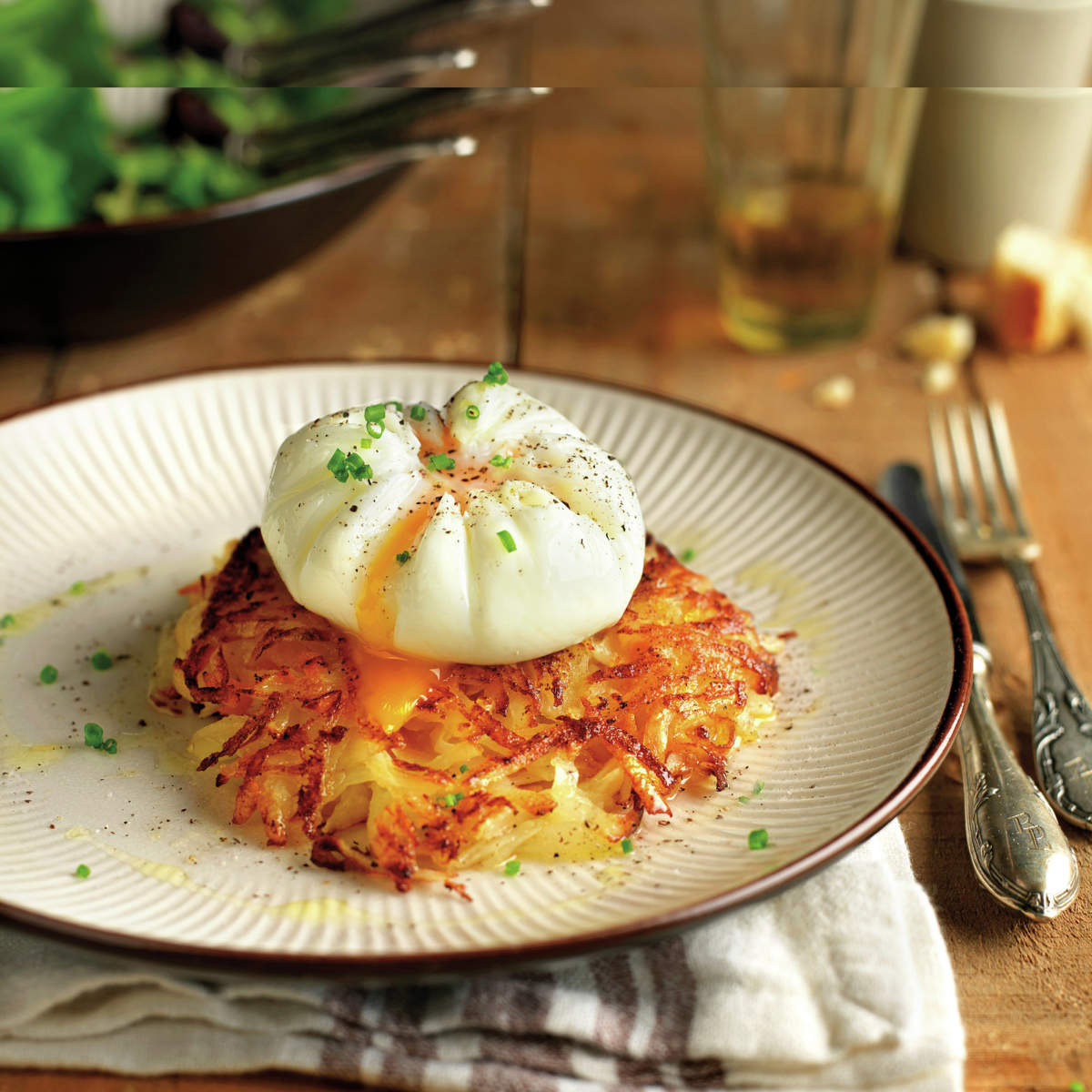 Tortitas de patata, cebolla y zanahoria con huevo poché