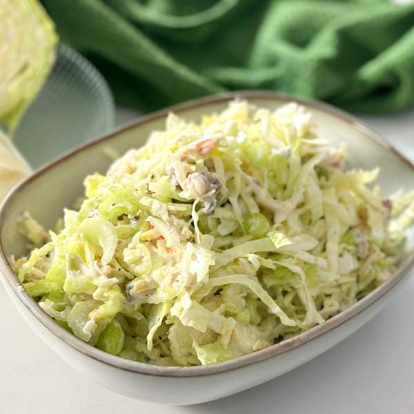 Ensalada de col, manzana, apio y frutos secos, del chef Enrique Sánchez