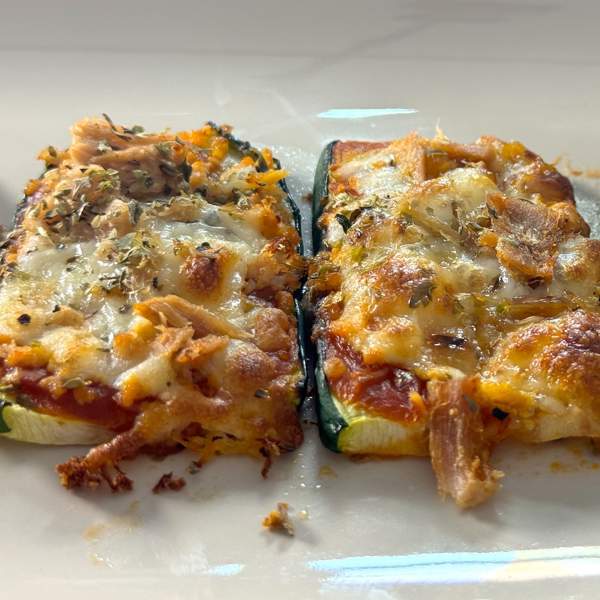 No es pizza, coca o focaccia: estos "paninis" de calabacín gratinados con huevo duro, atún y queso se hacen ¡en 15 minutos!