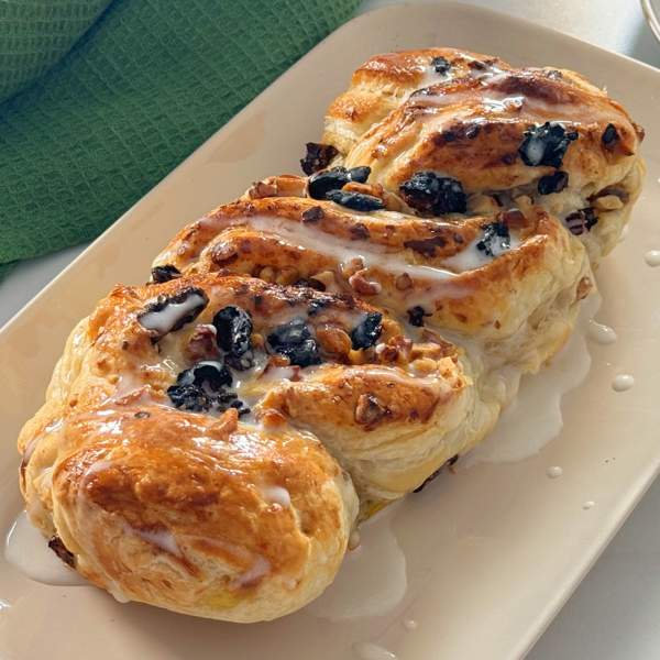 Trenza de hojaldre con nueces y pasas, un dulce clásico (fácil de hacer)