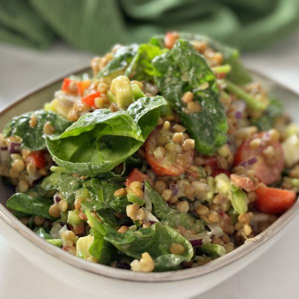 Ensalada de lentejas, aguacate y espinacas con vinagreta de mostaza