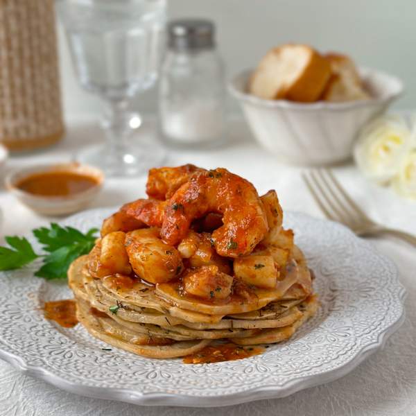 Milhojas de patata, sepia y gambas con salsa de pimiento asado, una receta para triunfar