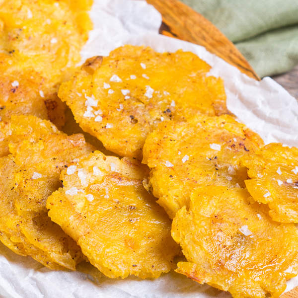 Patacones, el aperitivo caribeño de plátano hecho en freidora de aire para picar o como acompañamiento