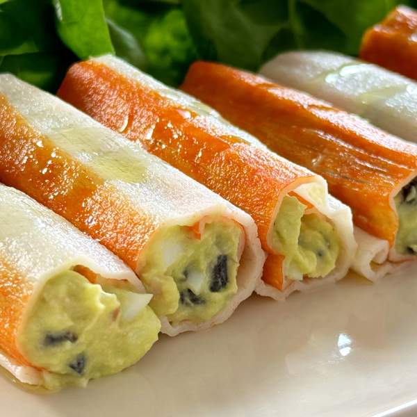 ¿Tienes surimi, aguacate y atún? Prepara estos canelones fríos de cangrejo, facilísimos