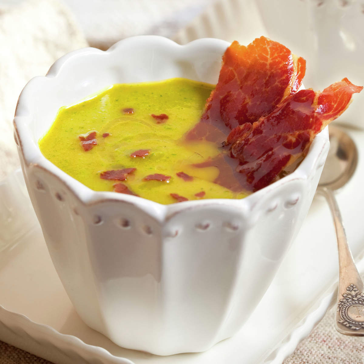 Crema de verduras con jamón serrano