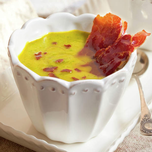 Crema de verduras con crujiente de jamón serrano