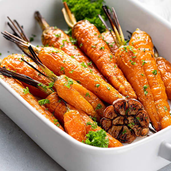 Zanahorias asadas con salsa de yogur y queso: una cena o aperitivo saludable, ¡están deliciosas!