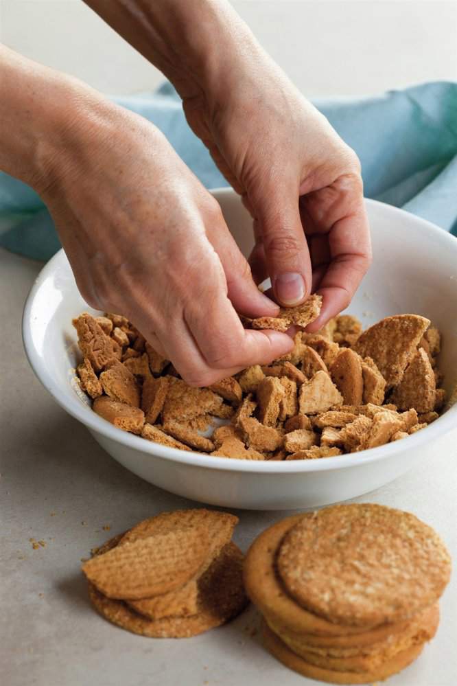 1. Desmenuza las galletas