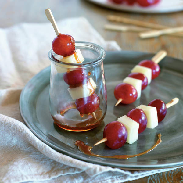 Brochetas de queso Idiazábal y uvas, con reducción de su zumo