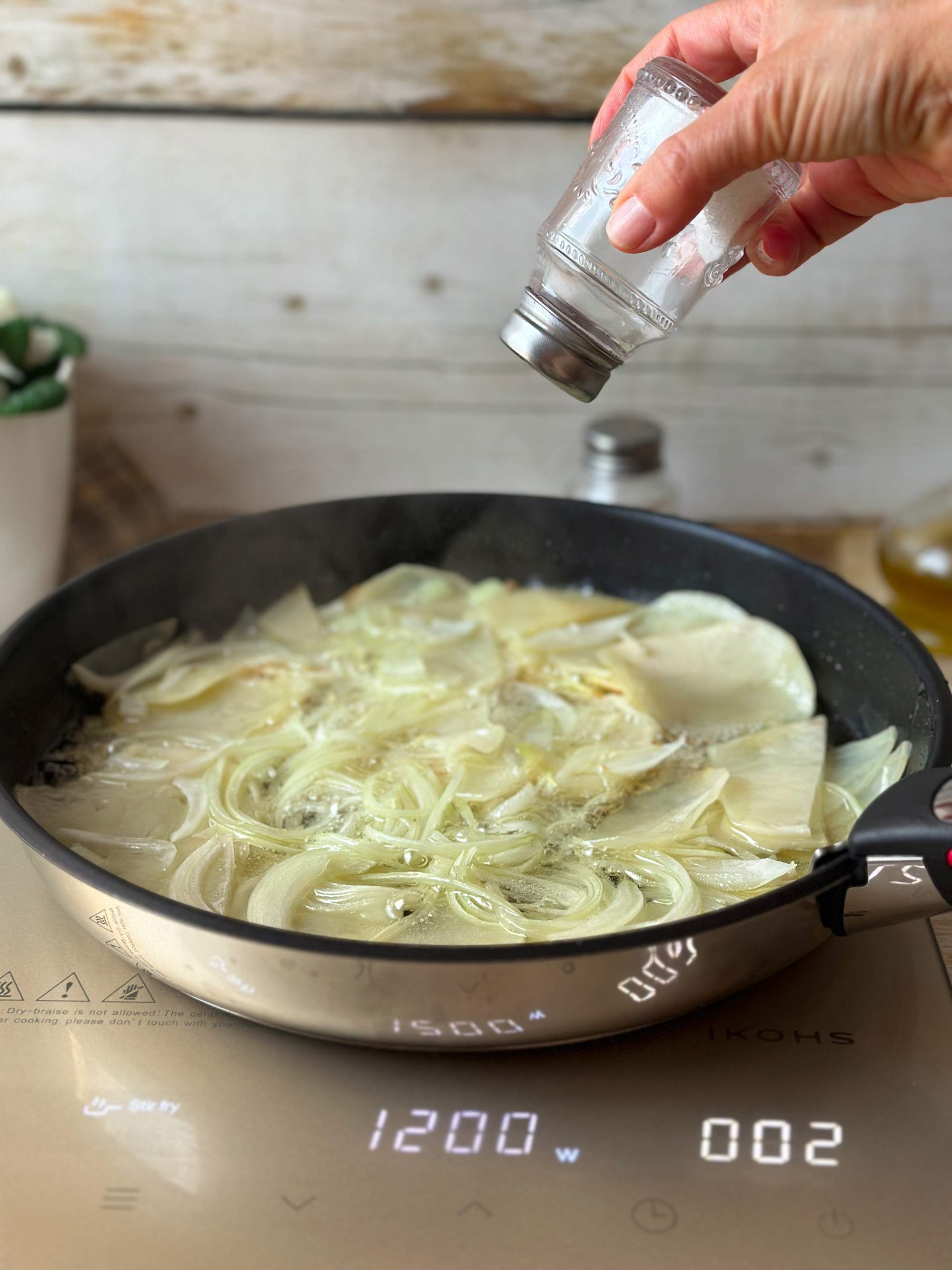 1. Pocha las patatas y las cebollas