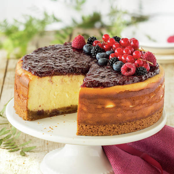 Tarta de queso con base de galleta y mermelada de arándanos