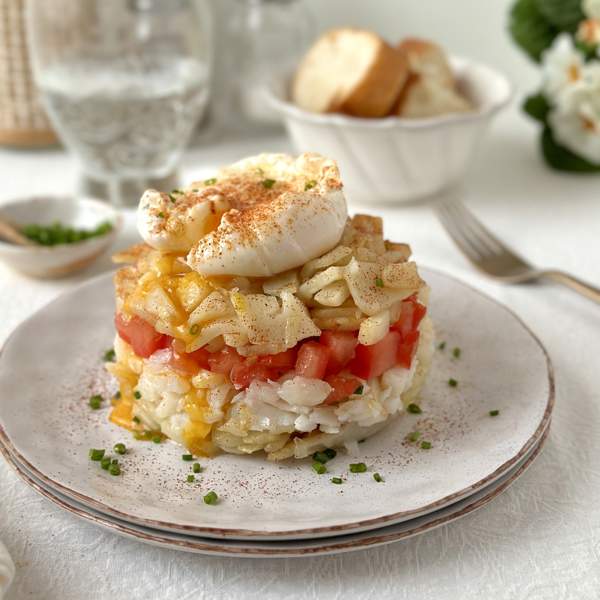 Timbal de patatas, bacalao y huevo poché, un plato sencillo e irresistible (y el entrante de Nochebuena ideal)