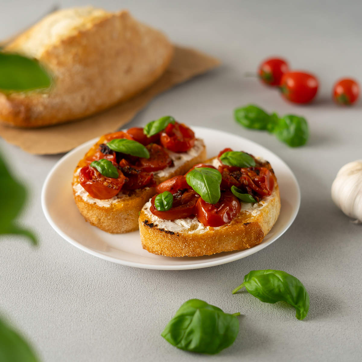 Bruschetta de queso crema y tomates cherry asados iStock 1481937423