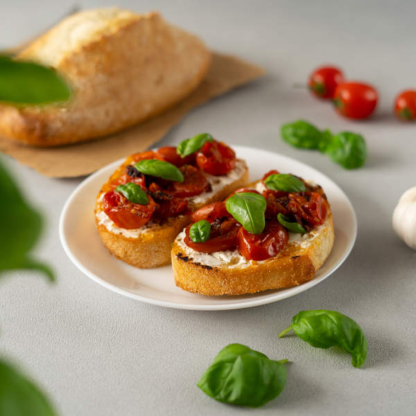 Bruschetta de queso crema y tomates cherry asados, un desayuno saludable, ¡en minutos!