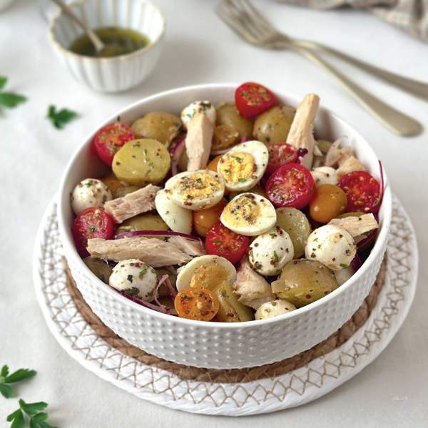 Di adiós a las ensaladas aburridas: con patatas baby, tomatitos, huevos de codorniz y bonito. ¡Dale color a tu plato!