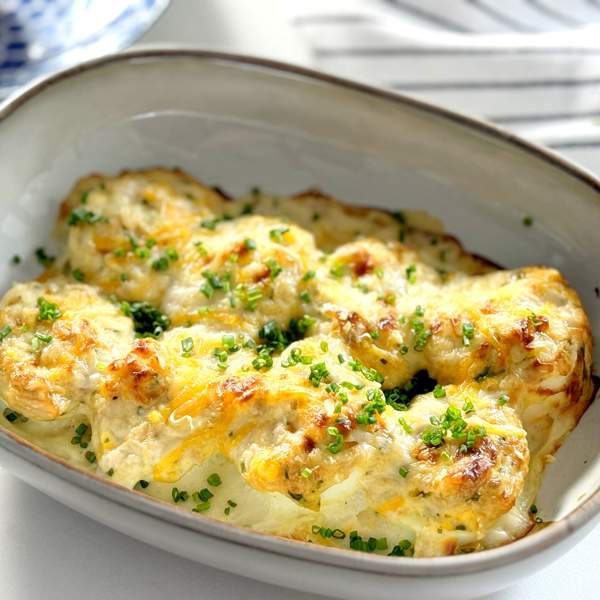 Huevos rellenos de atún, gratinados con bechamel y queso