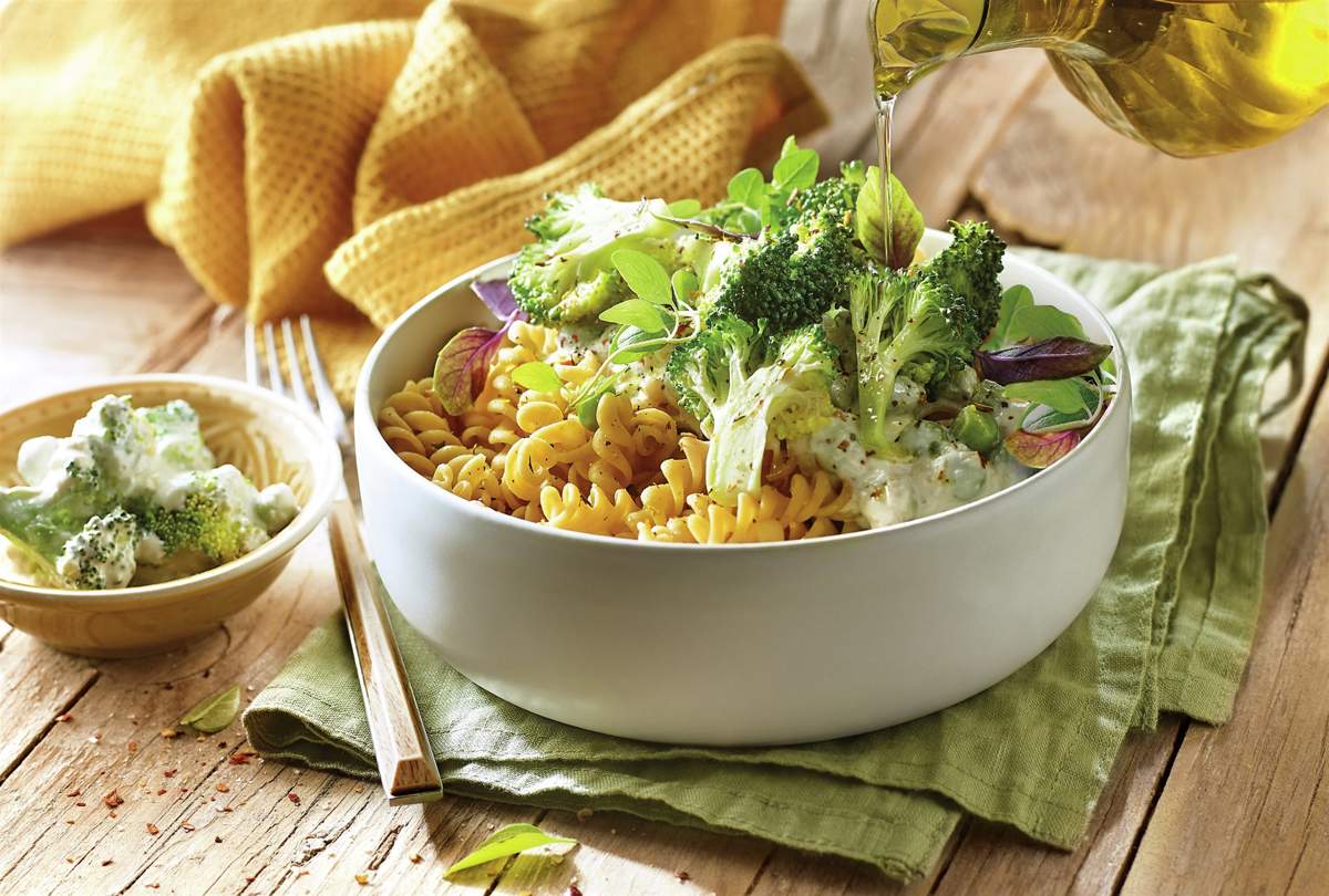 pasta_de_garbanzos_con_salsa_carbonara_de_tofu_sedoso_y_brocoli