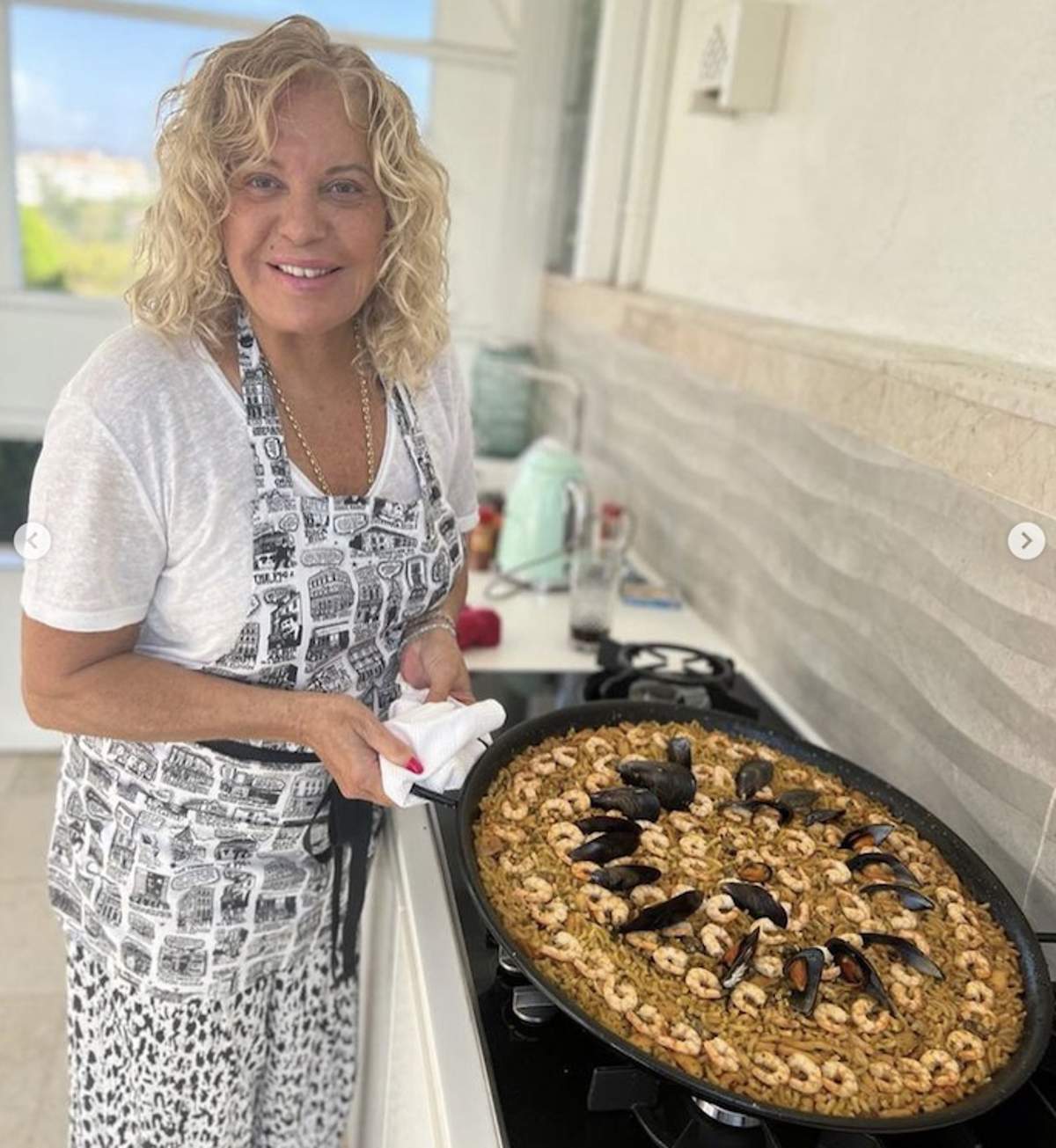 Bárbara Rey cocinando fideuá