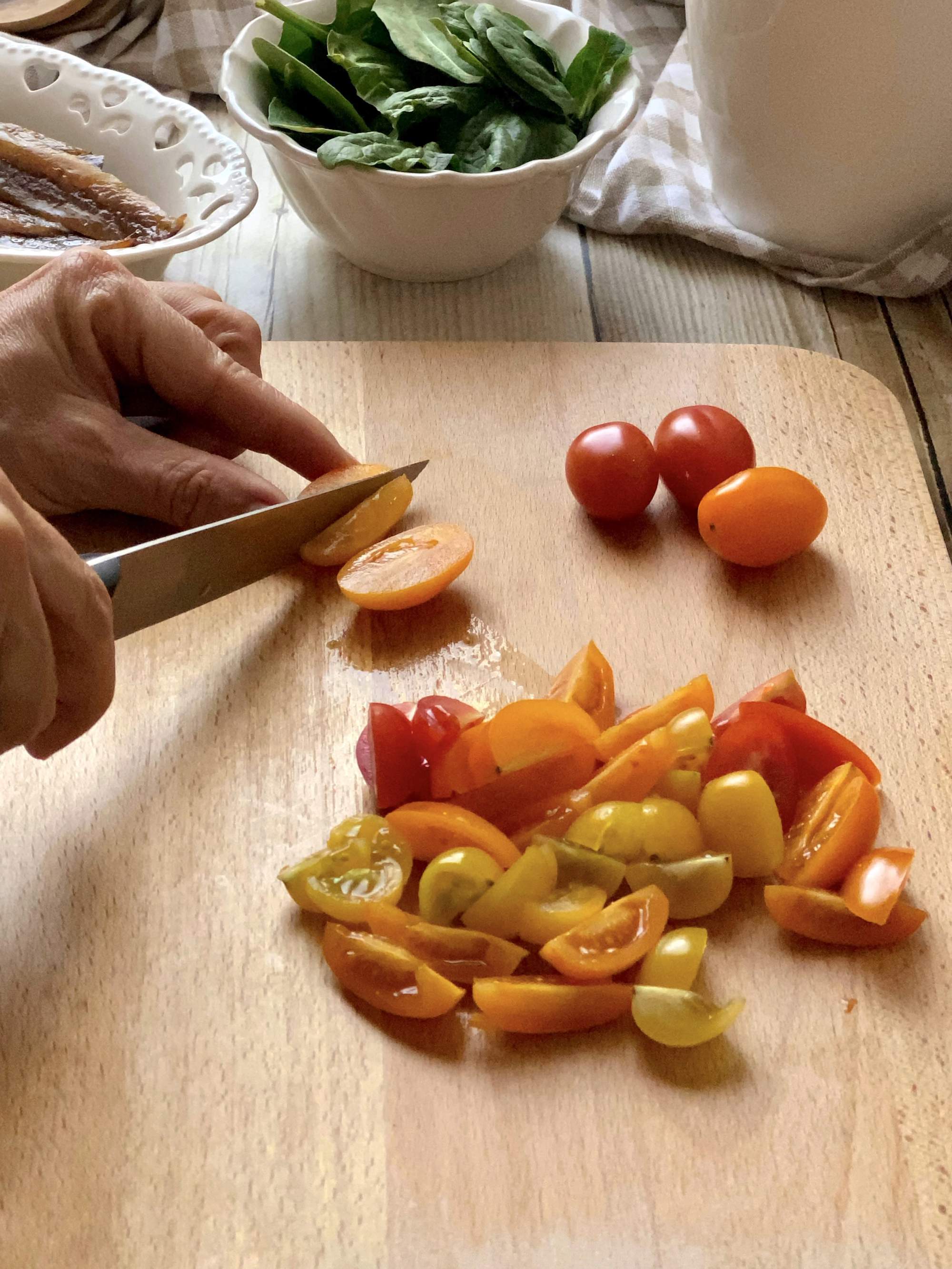 2. Corta los tomatitos