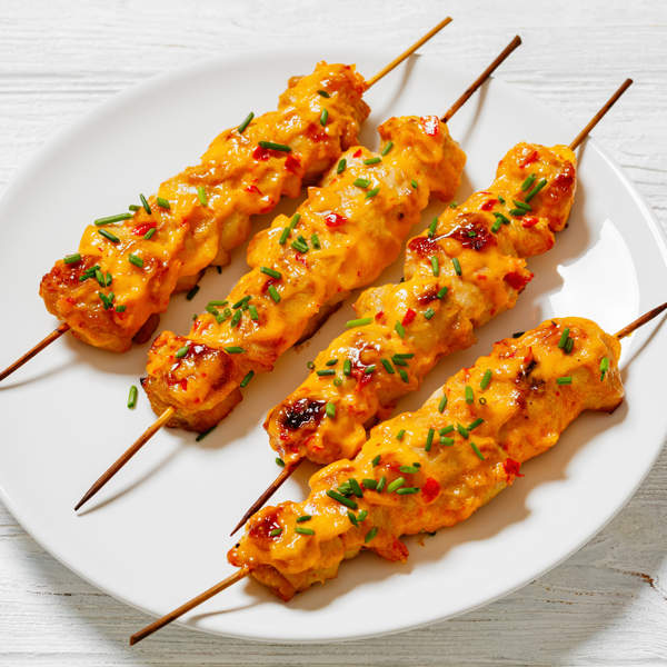 Brochetas de pollo bang bang: un plato intenso, cremoso e irresistible