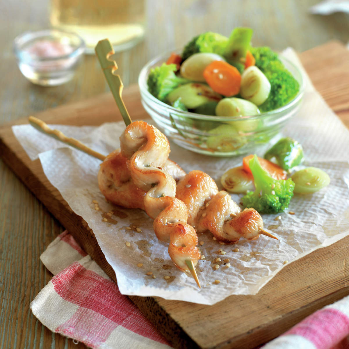 Brochetas de pollo con salteado de verduras