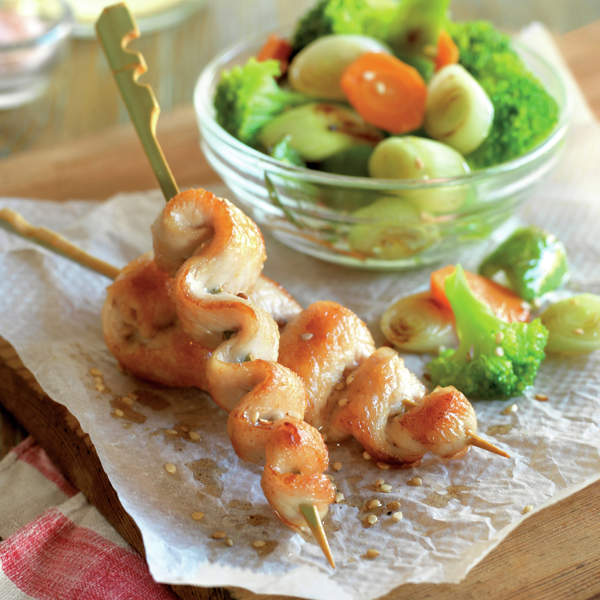 Brochetas de pollo con salteado de verduras